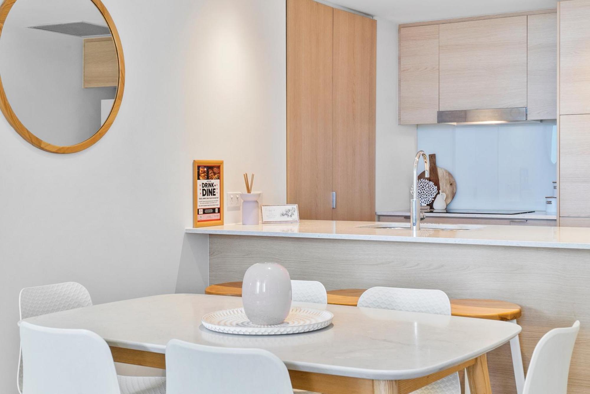 'Beachside Glow' Gleaming Getaway On The Gold Coast Apartment